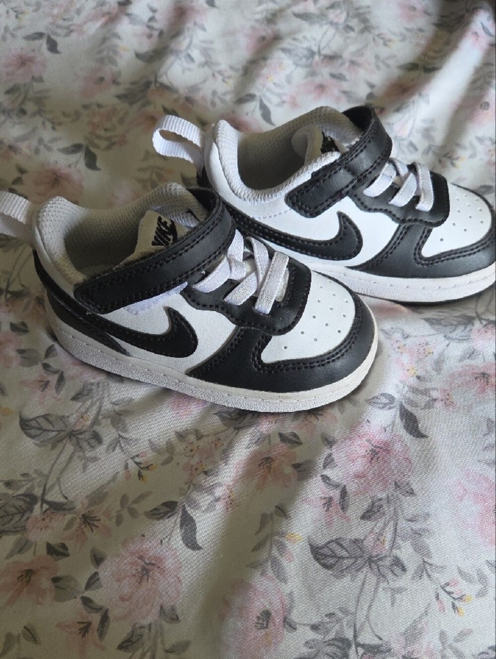 Nike Kids Black and White Velcro Low-Top Sneakers - Picture 2 of 6